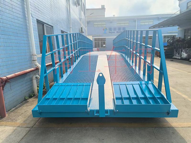 13噸重型移動(dòng)式液壓登車(chē)橋