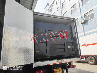 1675300468822038.jpg 2噸內(nèi)置汽車尾板1I.jpg