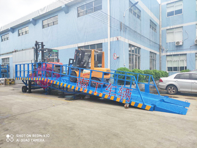 12噸移動(dòng)式登車橋 高護(hù)欄2I.jpg