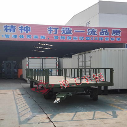 5噸護(hù)欄平板拖車(chē)軍綠色3I.jpg