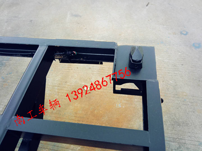 1676857701721802.jpg 7噸集裝箱專用拖車底盤4I.jpg