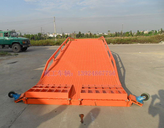 1677811586746030.jpg 移動式登車橋.jpg