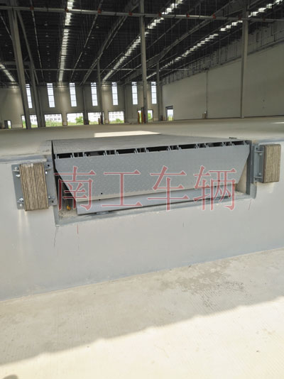 1677895540997550.jpg 8噸固定式登車橋I.jpg