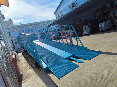 13噸重型移動式登車橋 護欄加高1I.jpg