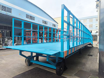 13噸重型移動式登車橋 護欄加高4I.jpg