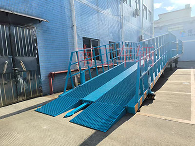 13噸重型移動式登車橋 護欄加高I.jpg