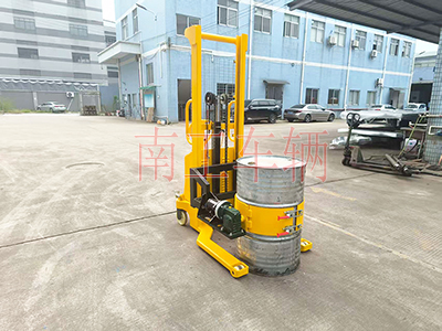 0.5噸帶自動旋轉(zhuǎn)升降油桶車4I.jpg